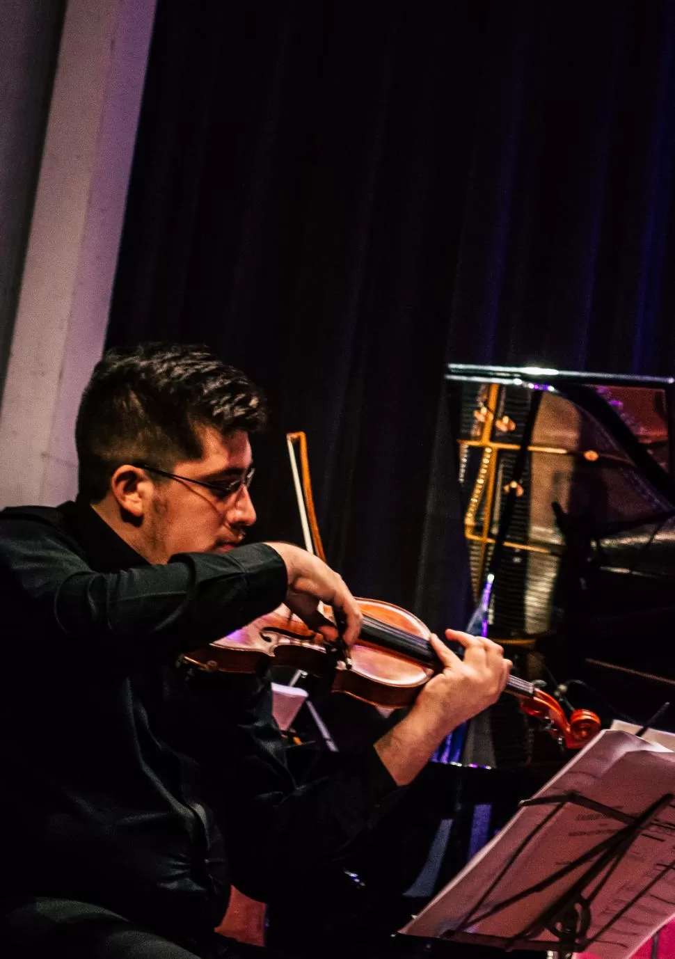 VIOLINISTA. El año de la música silenciada por la pandemia le dio sus frutos en la creación al músico tucumano. gentileza Maximiliano Zelaya Cardozo