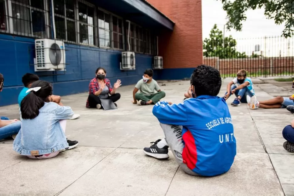 BURBUJA. Con barbijo, los chicos de Yerba Buena participan en un taller.  municipalidad de yerba buena