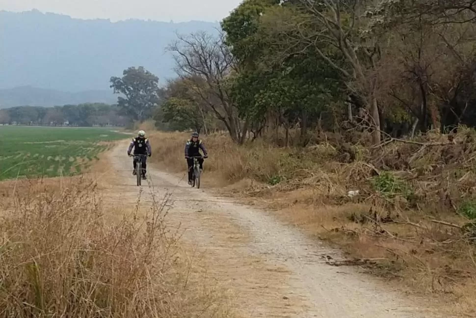 UN DÍA AGITADO. Pese a la conmoción que generó el robo, los vecinos del lugar continuaron con su rutina de ejercicio vespertina. Foto de Diego Aráoz