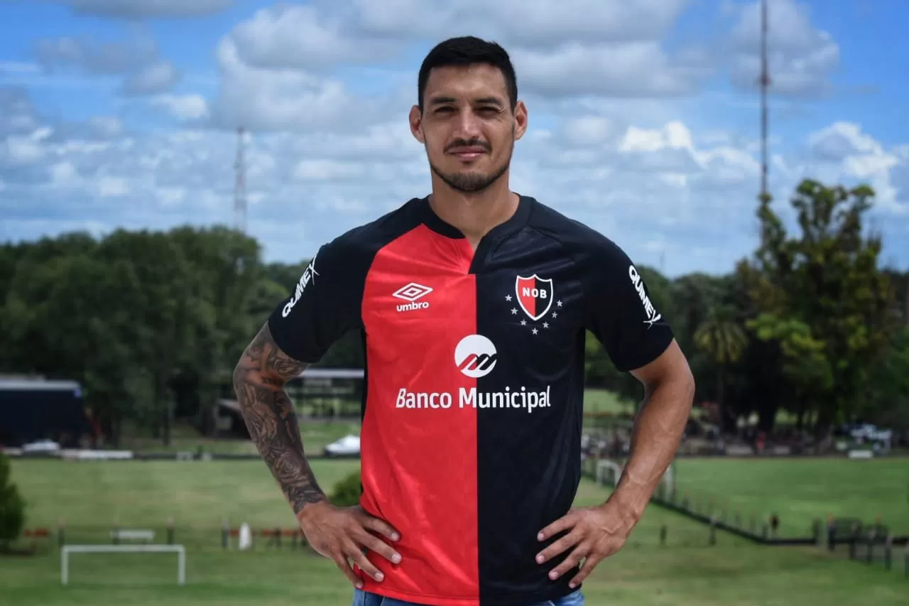 EL DÍA QUE LLEGÓ. Cabral posó con la camiseta de Newell's cuando se fue de Atlético.