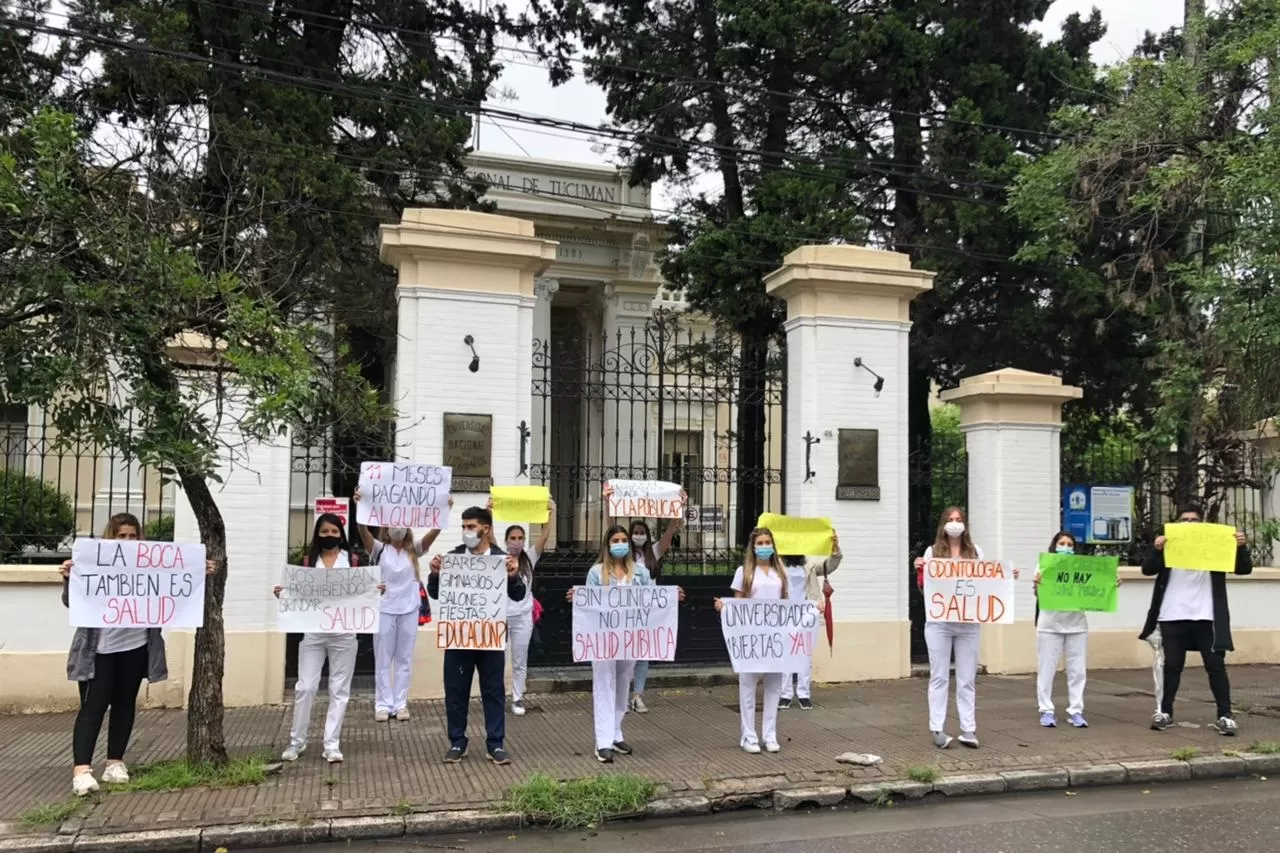 RECLAMANDO LA RESOLUCIÓN DEL COE. Los estudiantes dicen que no se entiende que se autorice el funcionamiento de los bares y no sus prácticas. 