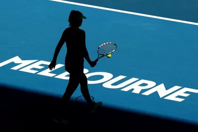 El contagio de un empleado de hotel pone en jaque el Abierto de Australia 2021