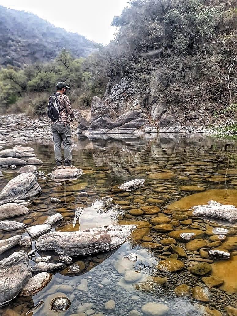 ENCANTO. La pesca en aguas cristalinas es una de los encantos que ofrece el lugar.