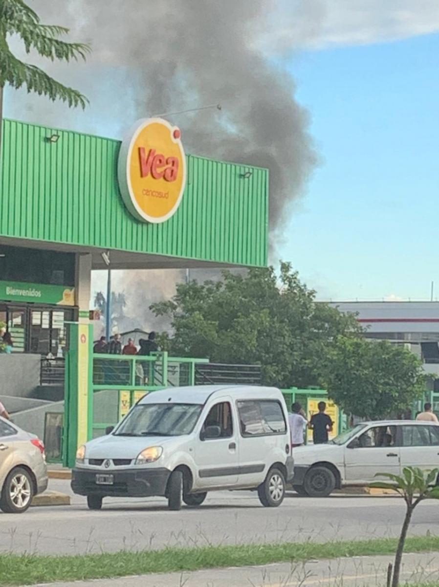 Alarma por un incendio a pocos metros de una estación de servicio