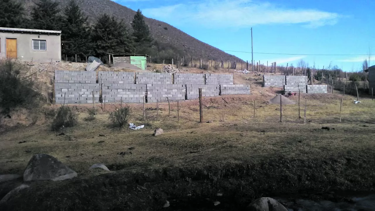 LOTEOS. En el cerro, se aprecian los lotes separados y cada vez más construcciones en marcha. 