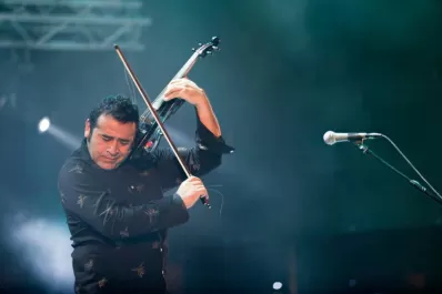 Néstor Garnica toca el violín que alegra la chacarera