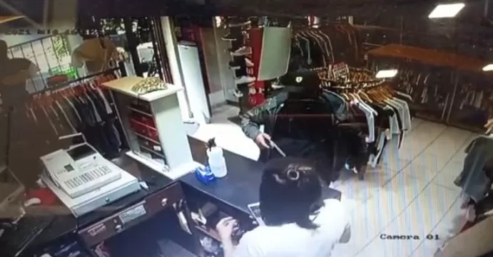 Violento robo en un local de ropa de barrio Sur 