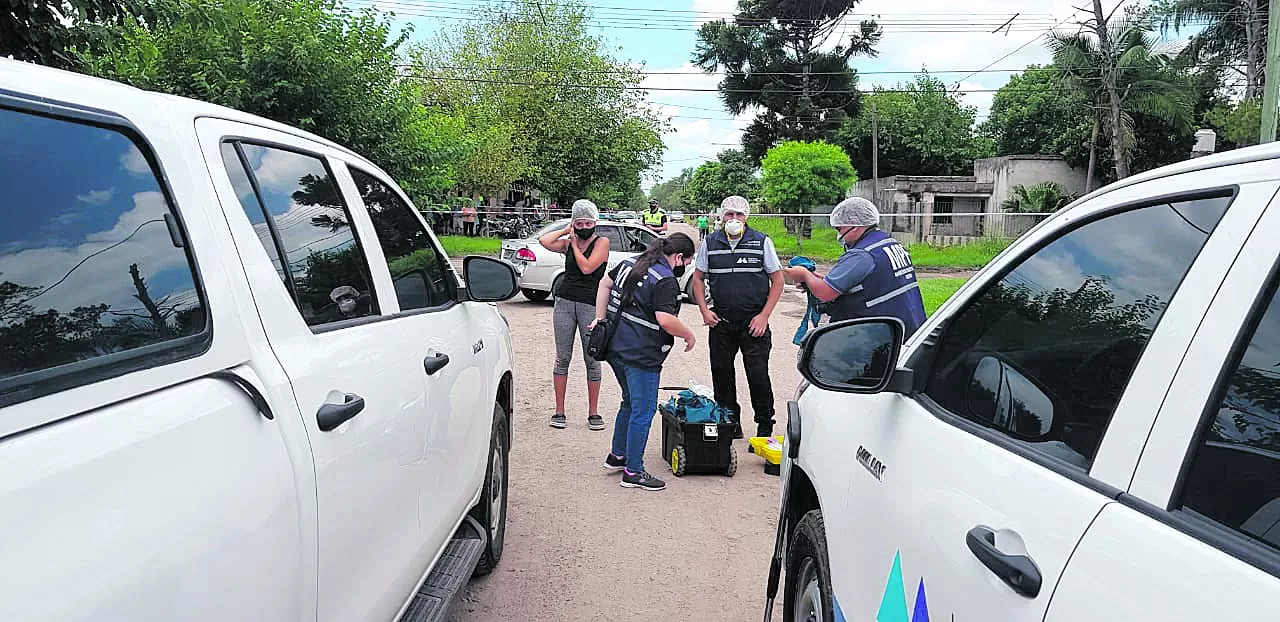LOS PREPARATIVOS. Los peritos del ECIF se alistan para ingresar a la vivienda donde se produjo el homicidio. El señalado como autor del hecho todavía no pudo ser ubicado por las autoridades. 