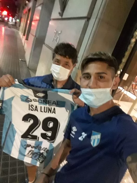 REGALO. Isa Luna le regaló su camiseta al ex volante “decano”, Francisco Pacheco. “Es como un tío para mí”, dijo el juvenil.  