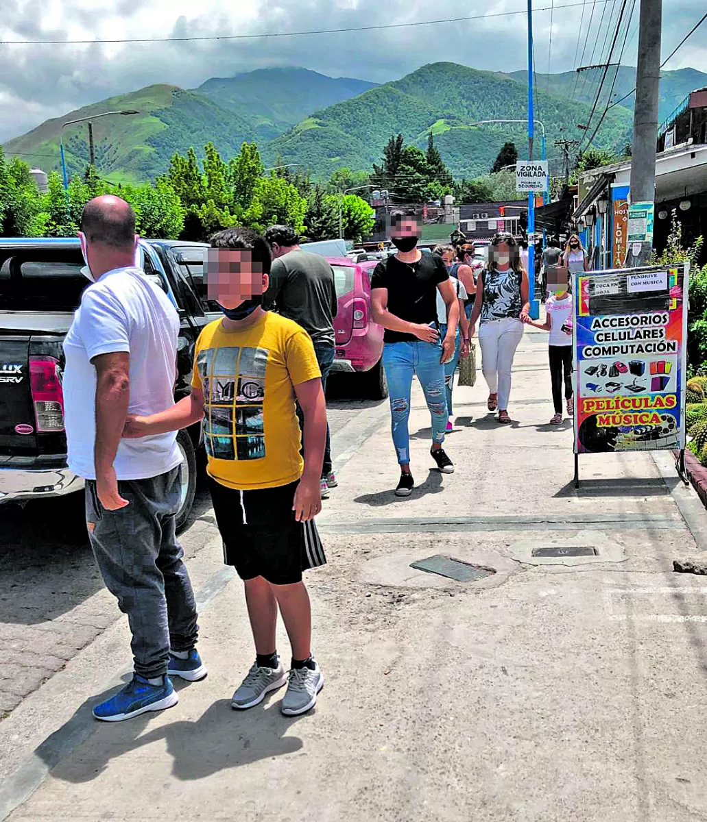 LOS NIÑOS TAMBIÉN. Se generalizó el uso del barbijo como babero.