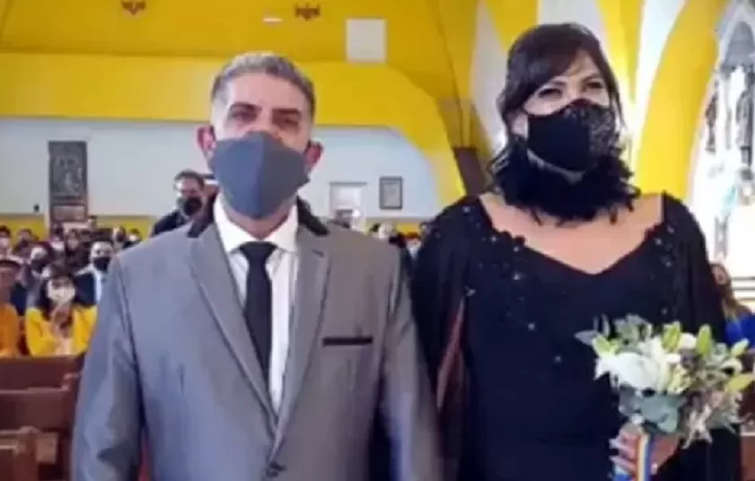 El casamiento de un hombre y una mujer trans recibió la bendición dentro de una iglesia