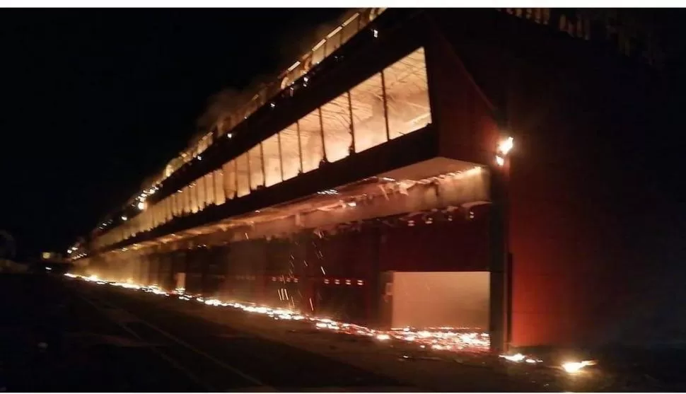 IMPACTANTE. El fuego destruyó una obra que llevó años levantar. Allí donde las competencias de autos y motos reinaron, esta vez fue dominio del fuego. credito xxxxxxxx