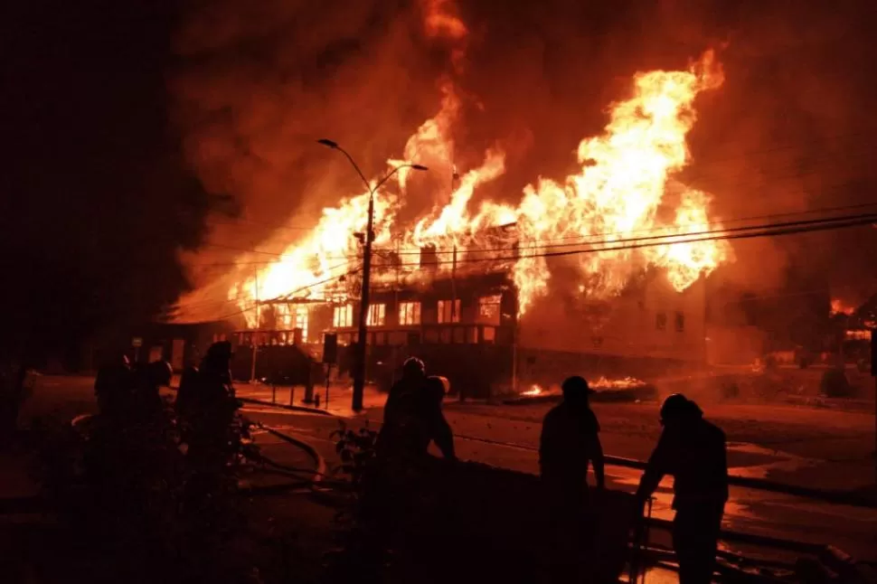 EN LLAMAS. Uno de los edificios que fueron incendiados por las protestas en Panguipulli.   