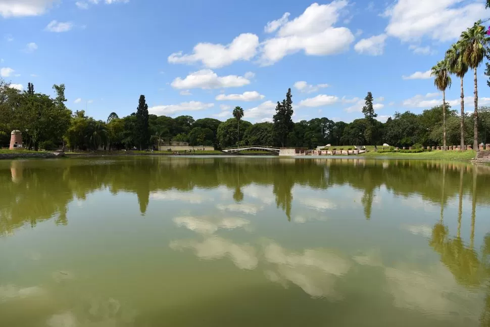 Parque 9 de Julio. Lo inauguró Celestino Gelsi en 1961 y desde hace largos años viene siendo víctima de toda clase de maltratos. En octubre pasado el municipio inició una serie de trabajos de limpieza y mantenimiento, a causa de una filtración y de la necesidad de aumentar el caudal de agua. En ese momento se desestimaron las denuncias de contaminación que habían circulado. No obstante, el plan de recuperación total del lago y del entorno -anunciado por las autoridades- todavía no se puso en marcha. Otra de las deudas de arrastre en el parque es el destino del Palacio de los Deportes. Planes al respecto hubo muchos, pero ninguno se cristalizó.
