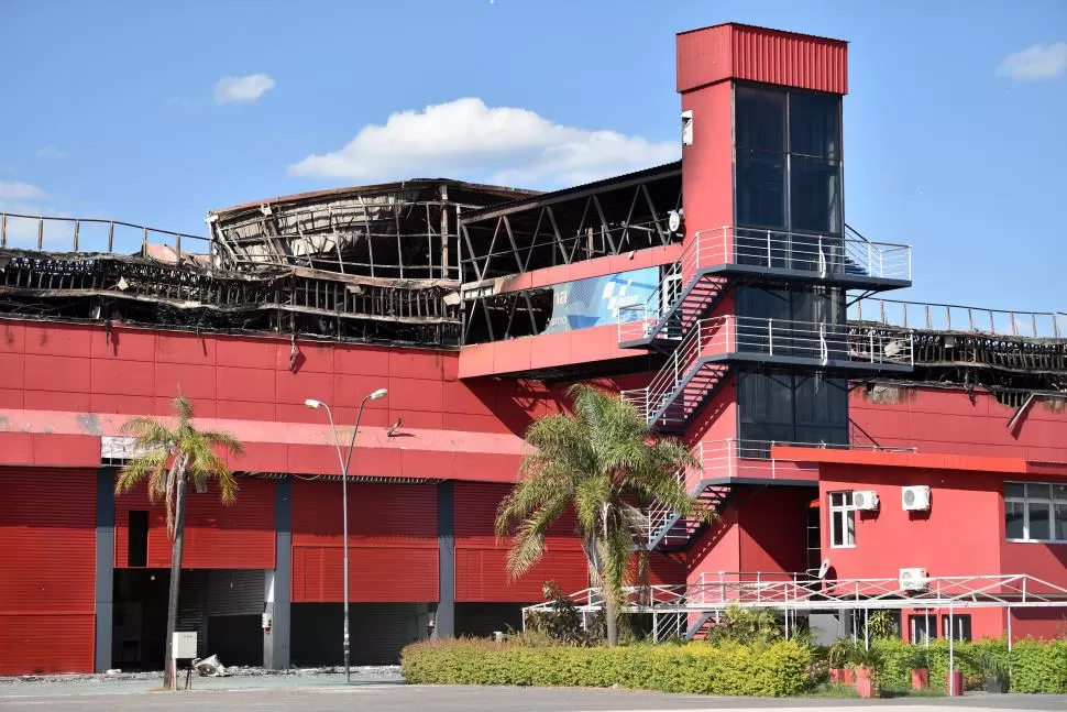 EL MUSEO. Los vehículos fueron sacados por los empleados por precaución. De todos modos, el lugar no se vio afectado por el siniestro, gracias a la acción de los bomberos. 