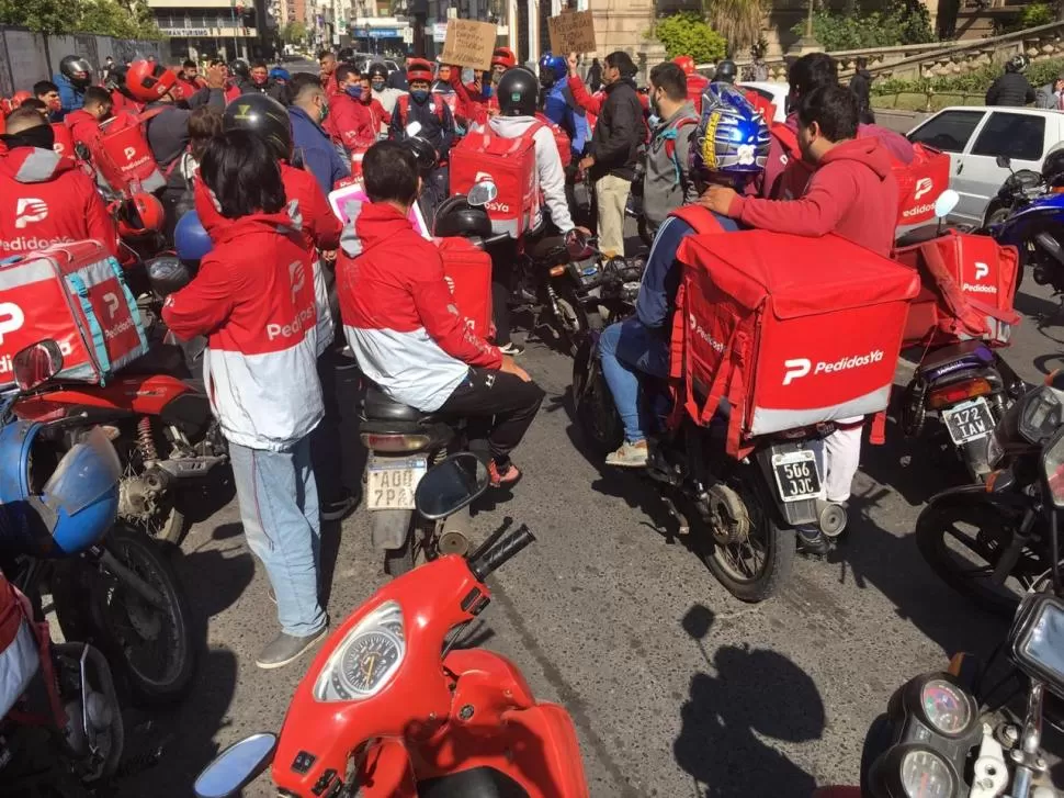 SE HACEN ESCUCHAR. Cansados de los robos, los cadetes organizaron varias marchas por el centro. Trabajan con un riesgo permanente. la gaceta / foto de diego araoz