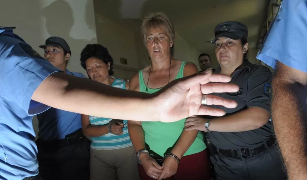 UNA FOTO DE ÉPOCA. Susana Acosta y Nélida Fernández abandonan el Palacio de Tribunales después de haber sido notificadas de las acusaciones que les habían formulado.