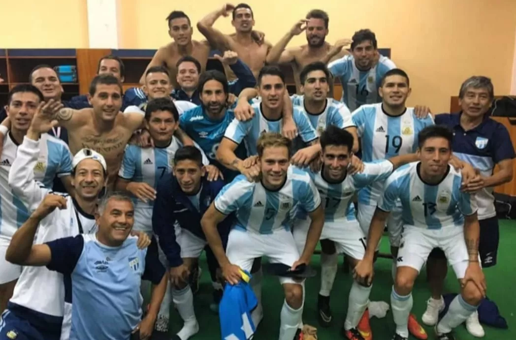 El plantel Decano festeja en el vestuario el pase a la Copa Libertadores 2017.