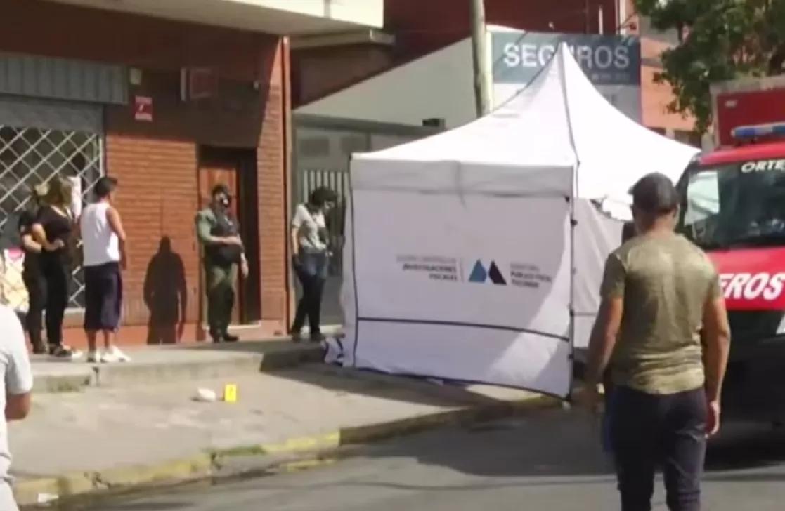 AVENIDA SIRIA Y PARAGUAY. Forenses trabajan bajo la carpa que resguarda el cuerpo de Mansilla. Captura de Video