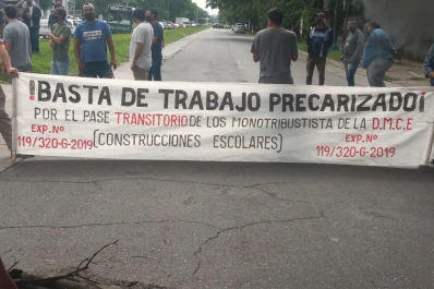 Empleados de Construcciones Escolares cortaron el tránsito en avenida Aconquija al 300
