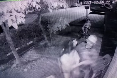 Video: a punta de pistola le robó el celular a una nena de 13 años