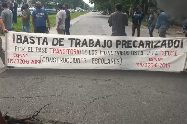 Empleados de Construcciones Escolares cortaron el tránsito en avenida Aconquija al 300
