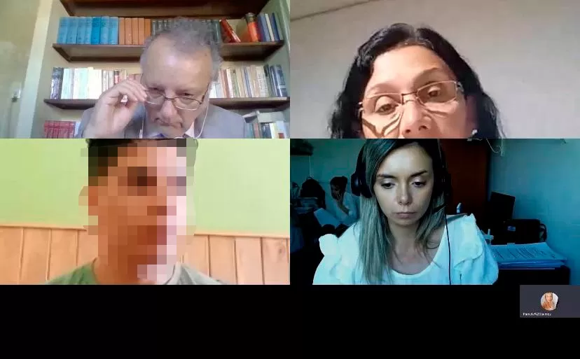 El acusado (pixelado) escucha la decisión de los jueces. 