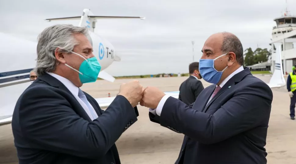 ALIADOS POLÍTICOS. El presidente Fernández y el gobernador Manzur. 