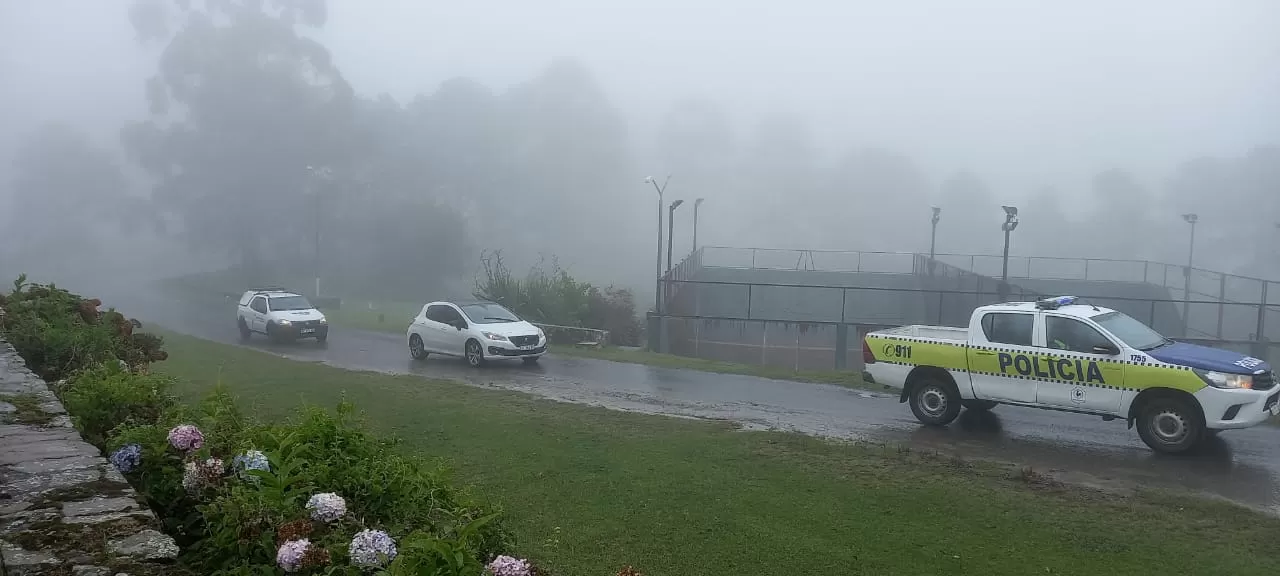 EN SAN JAVIER. Un cielo cargado y con llovizna recibe al presidente, Alberto Fernández.