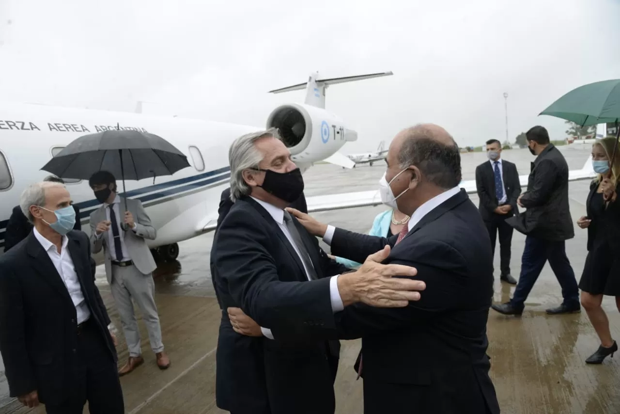 EN TUCUMÁN. Alberto Fernández y Juan Manzur, en el aeropuerto Benjamín Matienzo. Foto: Comunicación Pública