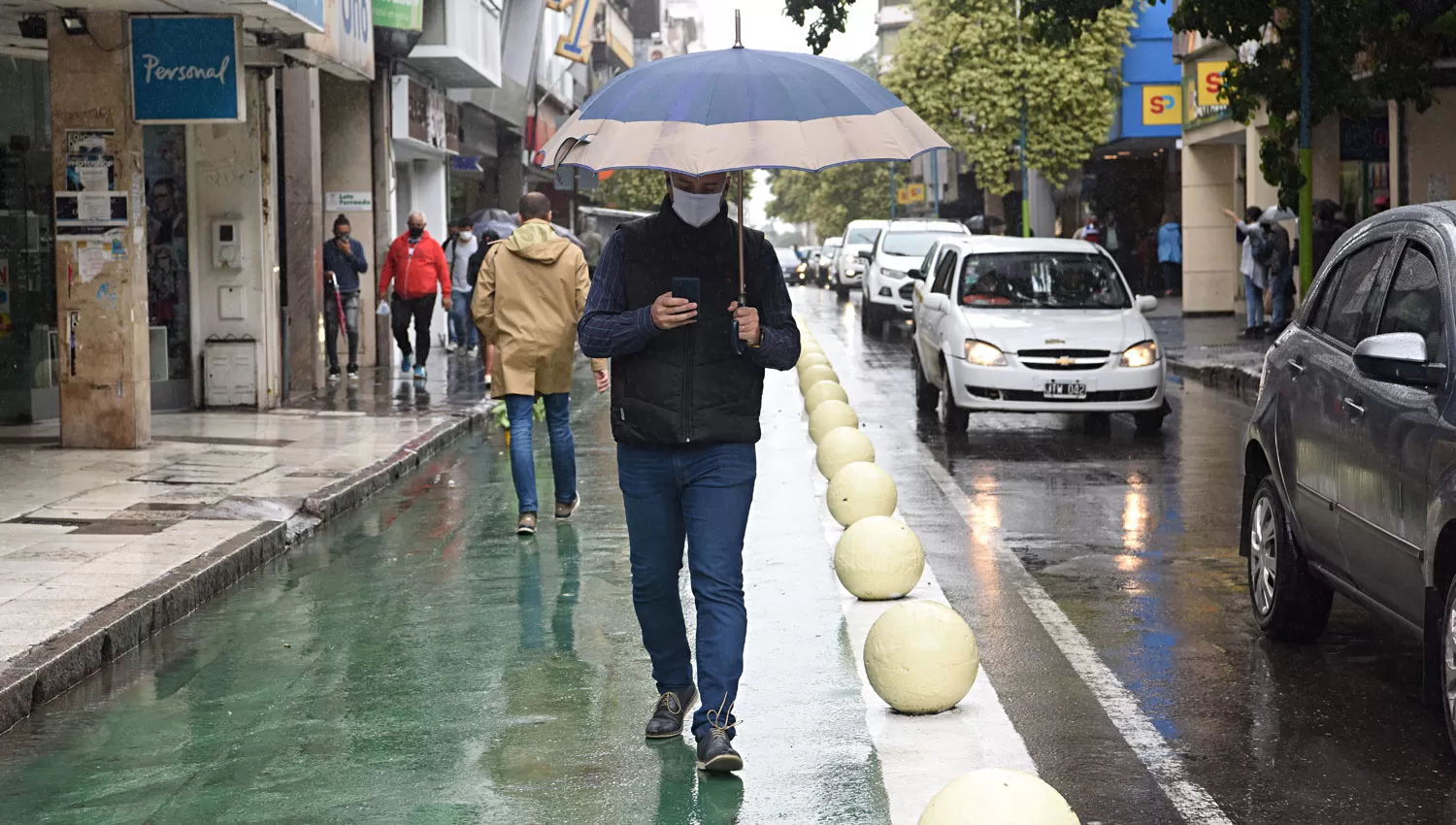 CON PARAGUAS. Según el pronóstico, febrero será un mes pasado por agua.