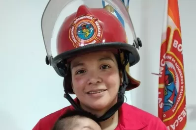 Una bombera amamantó a su hijo mientras se quemaba el autódromo de Termas