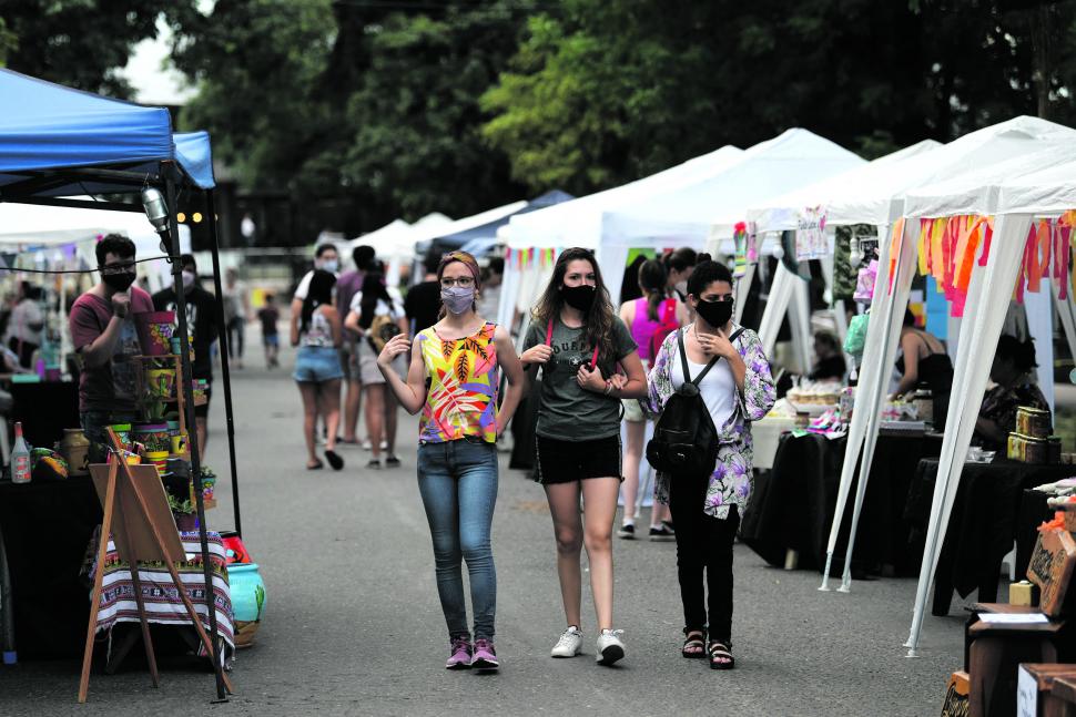 CAMINAR DESPREOCUPADO. Quienes recorren la feria disfrutan del día. 