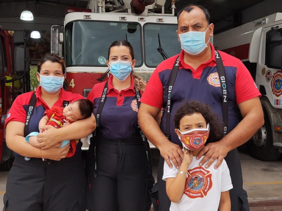 FAMILIA. Camila, Alfredo y Martina (hija de ambos) acompañan a María y Benjamín. 