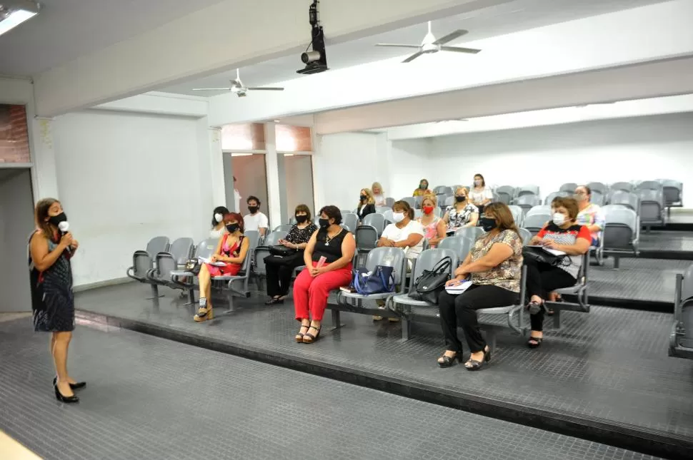 REUNIÓN. La secretaria de Gestión Educativa, Isabel Amate Pérez, junto a supervisoras docentes, en el Ciidept. la gaceta / fotos de antonio  ferroni