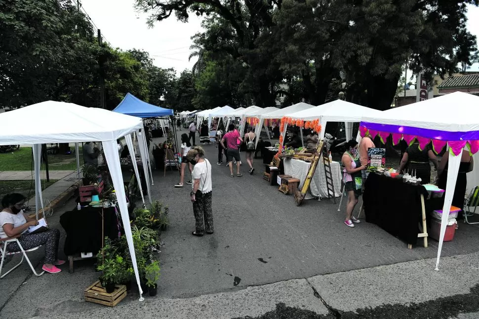 PRO´PUESTA CONVOCANTE. Feriantes y visitantes conviven todos los domingos a lo largo de dos cuadras de calle Florida, cerrada al tránsito vehicular. la gaceta / fotos de diego araoz 