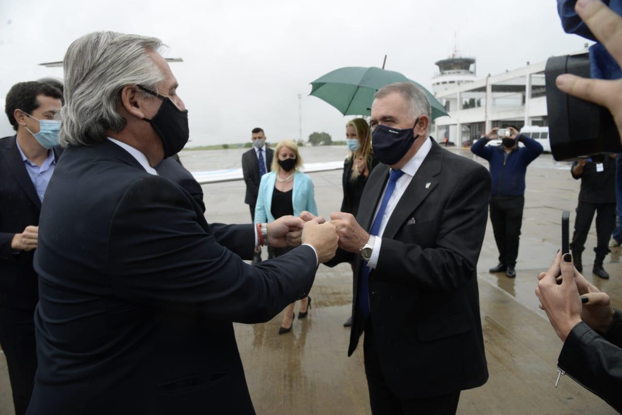 BIENVENIDA. El vicegobernador Jaldo saluda al Presidente. Foto: Comunicación Pública