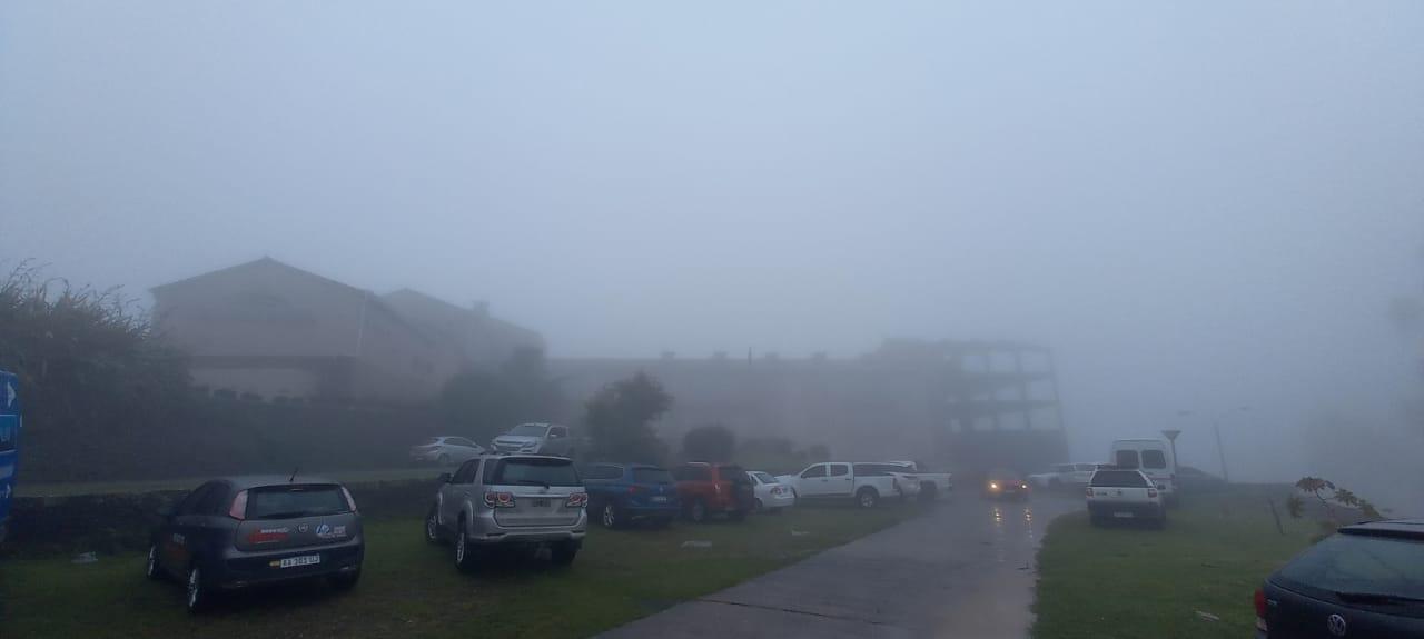 CLIMA LLUVIOSO. La hostería de San Javier con escasa visibilidad.