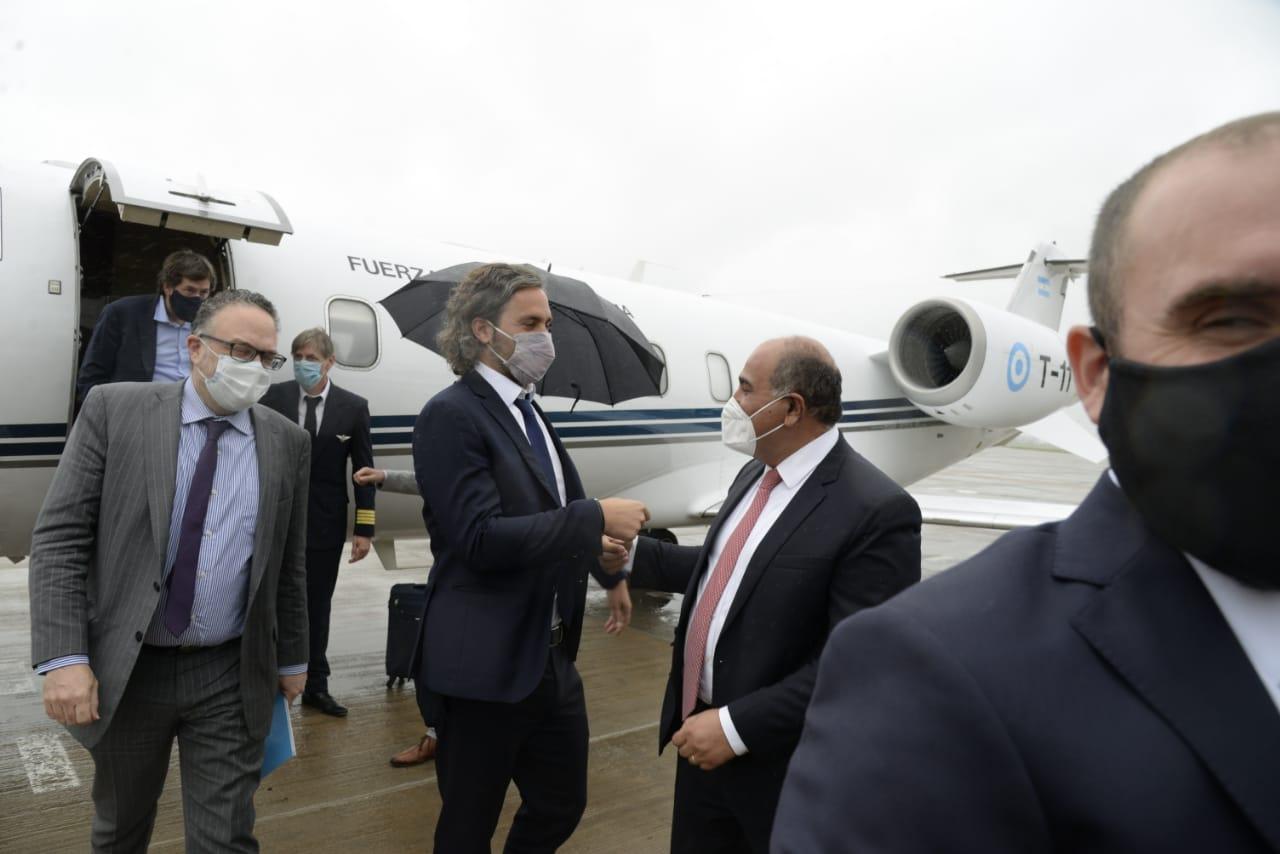 JEFE DE GABINETE. Santiago Cafiero saluda a Manzur, en la recepción de una visita clave para los industriales. Foto: Comunicación Pública