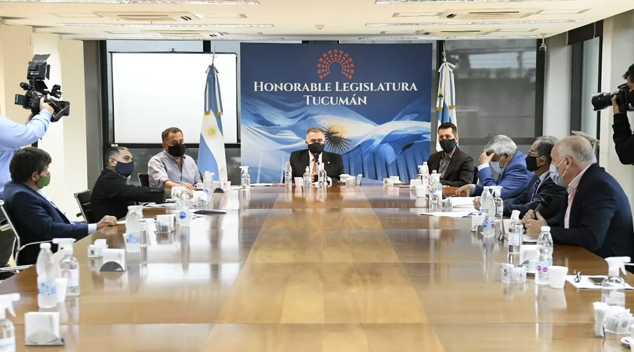 Osvaldo Jado, reunido con los legisladores. 