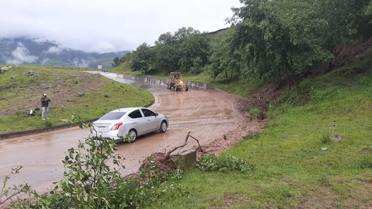 Vialidad trabaja en la ruta 307 por derrumbes.