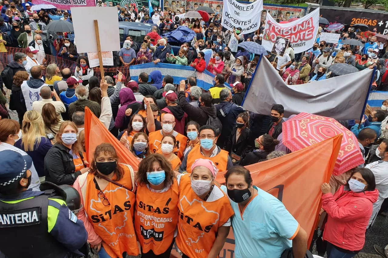 EN LA MARCHA. Trabajadores de la salud junto a los docentes autoconvocados.