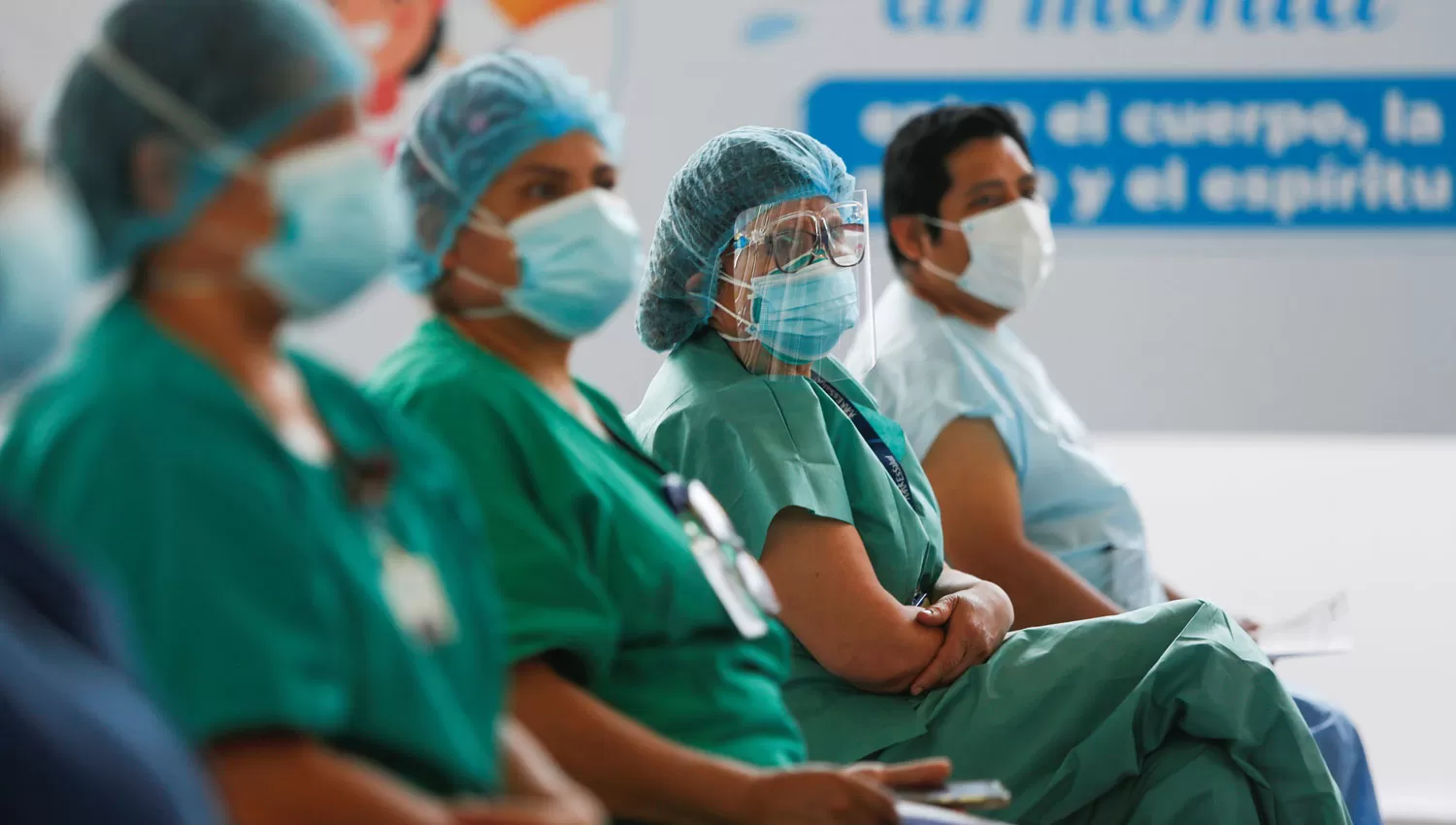 LOS PRIMEROS. Los trabajadores de la salud peruana reciben desde esta semana la primera dosis de la vacuna china.