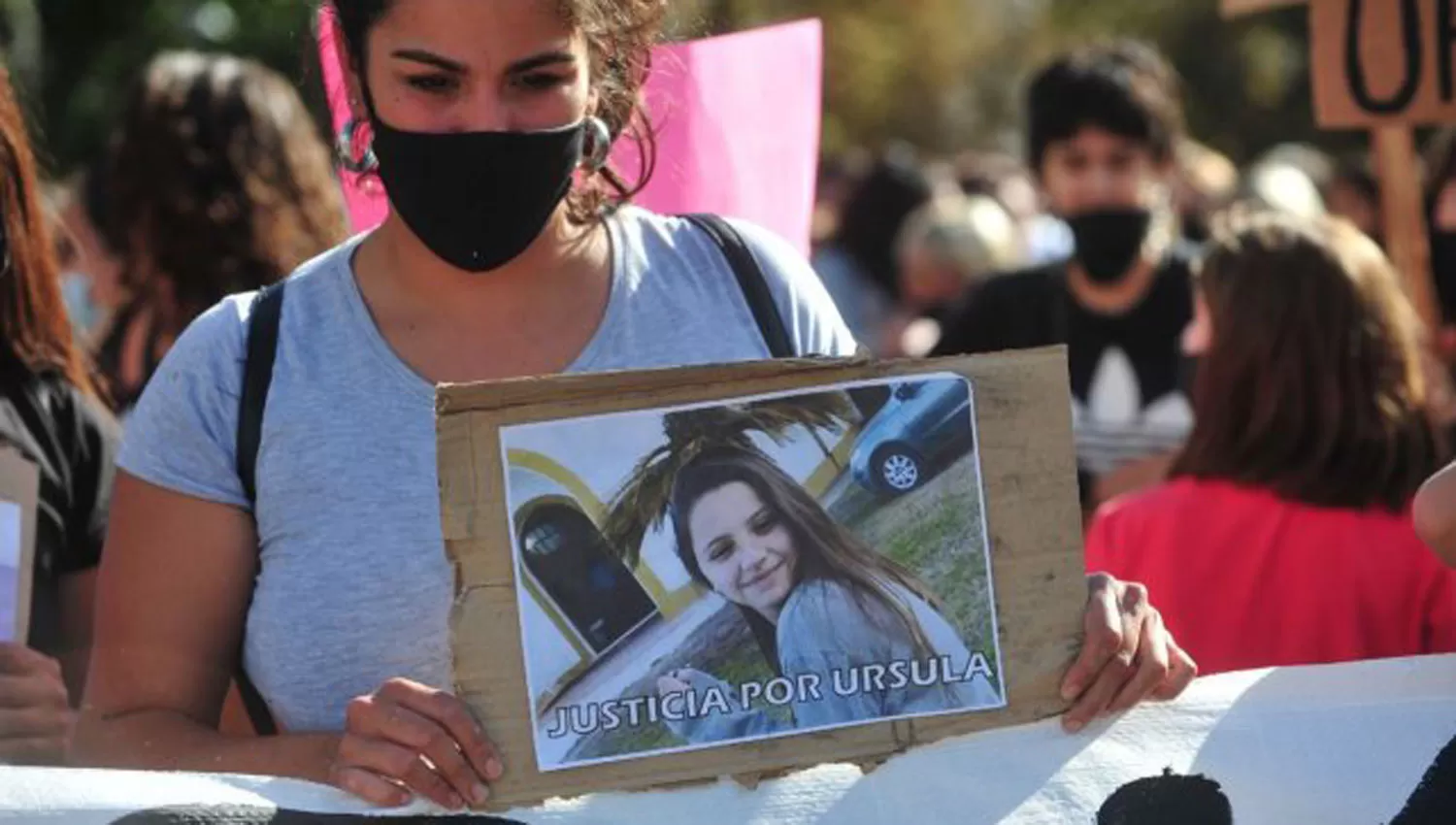 SIN CONSUELO. Amigas de Úrsula marcharon por la ciudad de Rojas para pedir justicia.