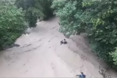 Video: preocupación en San Pedro de Colalao por el juego de bajar en gomón por la crecida del río