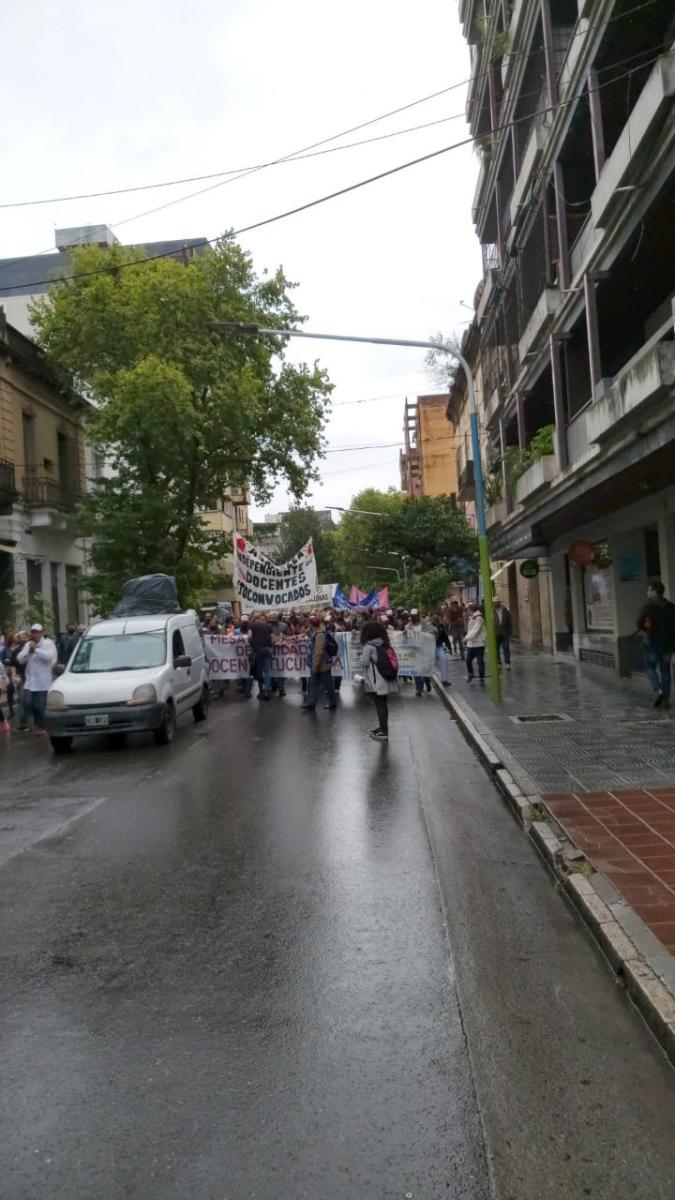 En contra de las clases presenciales, los docentes autoconvocados marchan por el centro