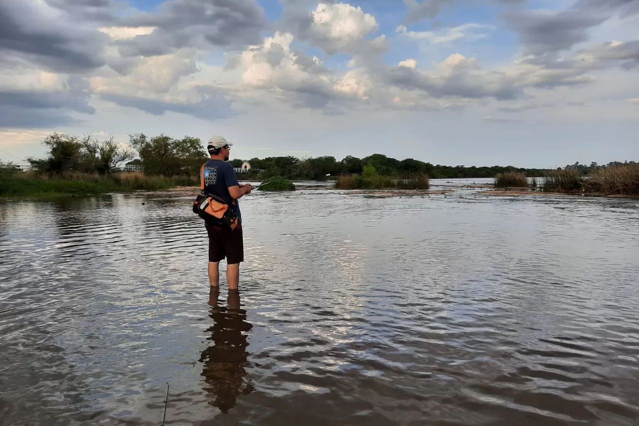 PROBANDO. Álvaro “Tano” Cabrera Durango realiza los últimos tiros en el atardecer santiagueño. 