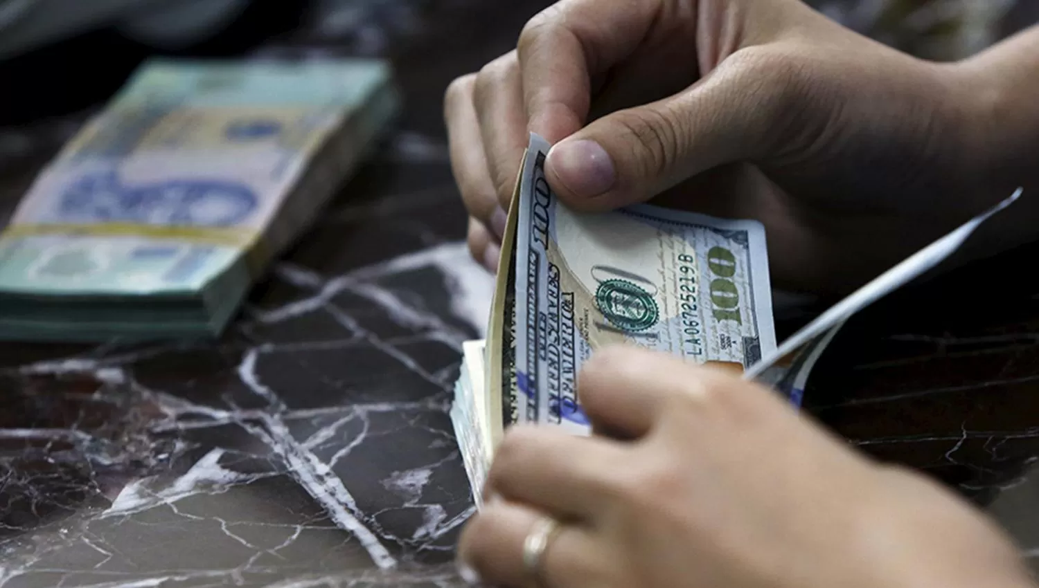 El dólar blue desciende hasta los $ 149