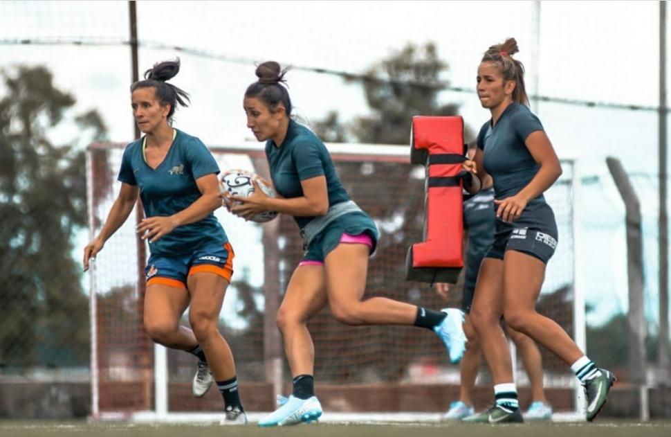 DEL SUR. Andrea Moreno y Ángela Juárez, dos de las cuatro jugadoras de Alberdi Rugby en la Academia.  