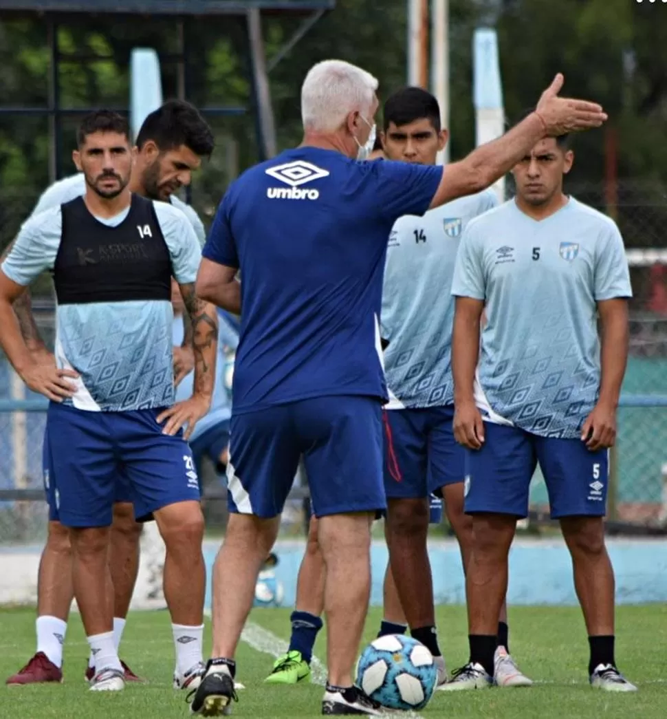 INDICACIONES. Omar De Felippe, en un entrenamiento.